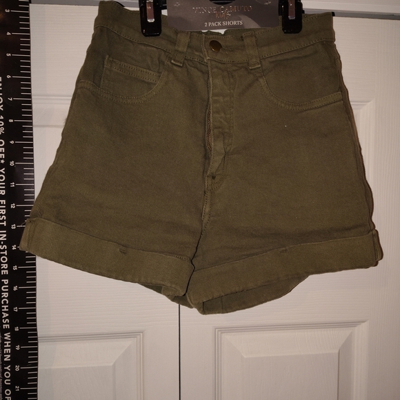 Neiman Marcus Sage Green Women's Cargo Shorts - Picture 2 of 6